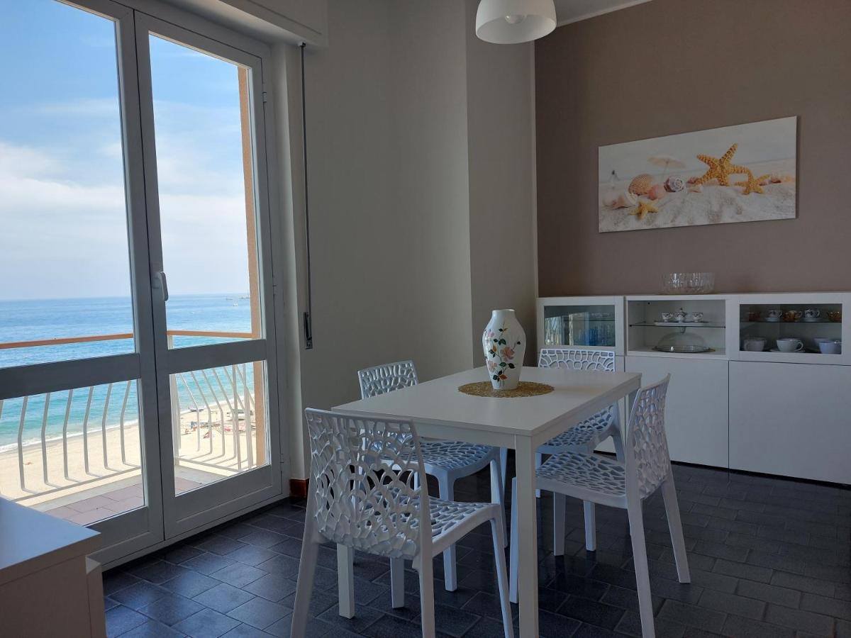 Maremare, Really On The Beach, With Private Parking Savona Exterior foto